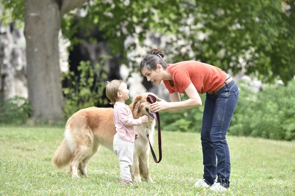 Donna e ragazza che danno una passeggiata al cane — Foto Stock