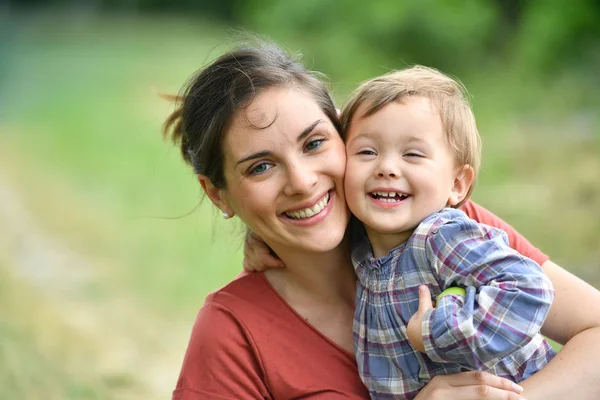 Mãe e filha abraçando — Fotografia de Stock