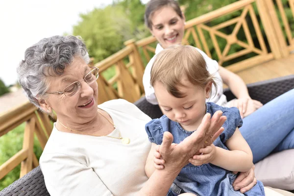 Nieta visitando a su abuelo —  Fotos de Stock