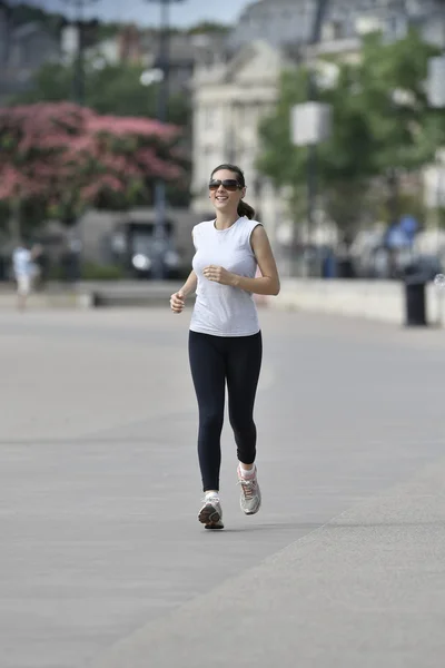 Mujer corriendo en la ciudad —  Fotos de Stock