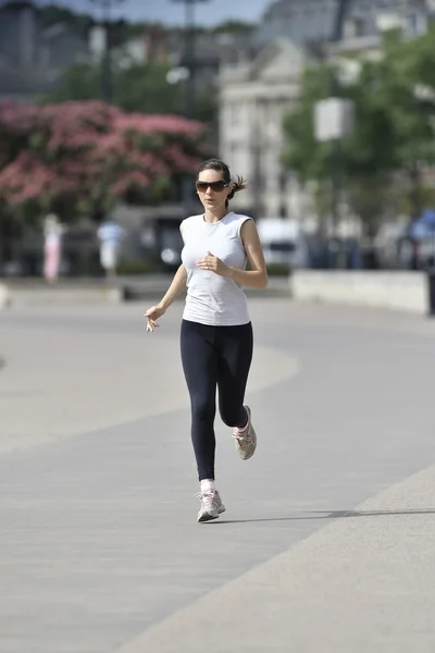 Mujer corriendo en la ciudad —  Fotos de Stock