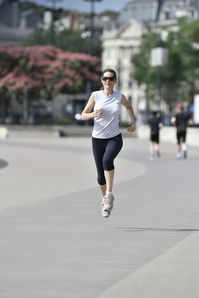 Γυναίκα τρέχει στην πόλη — Φωτογραφία Αρχείου