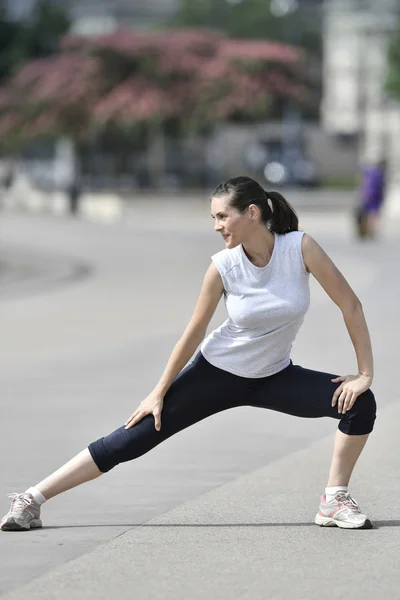 Chica de fitness estiramiento —  Fotos de Stock