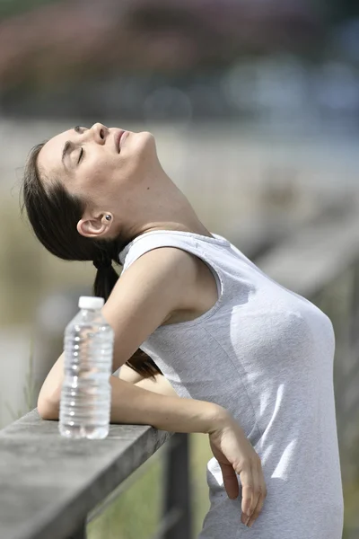 Žena relaxační po cvičení — Stock fotografie