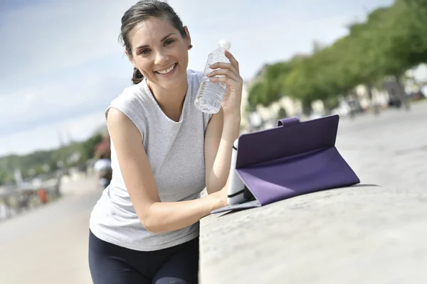 Vrouw kijken naar digitale Tablet PC — Stockfoto