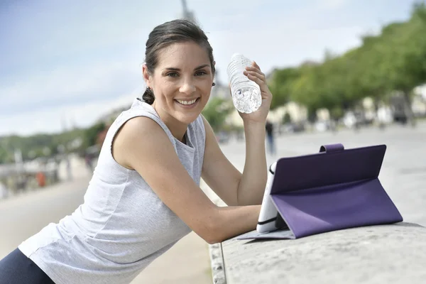 Donna guardando tablet digitale — Foto Stock