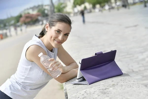 Женщина смотрит на цифровой планшет — стоковое фото