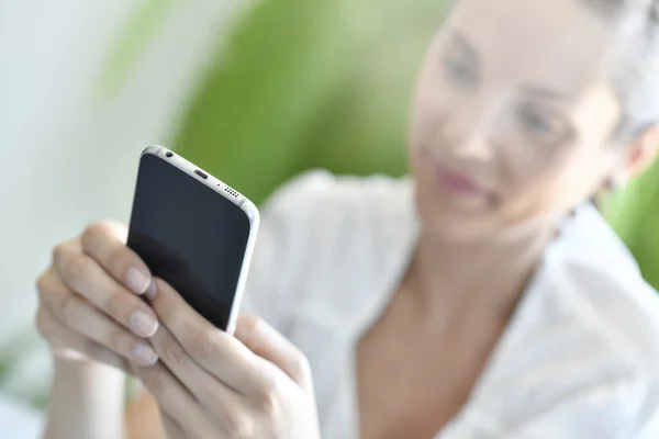 Vrouw met smartphone — Stockfoto