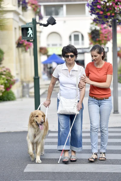 Mujer ciega cruzando la calle — Foto de Stock