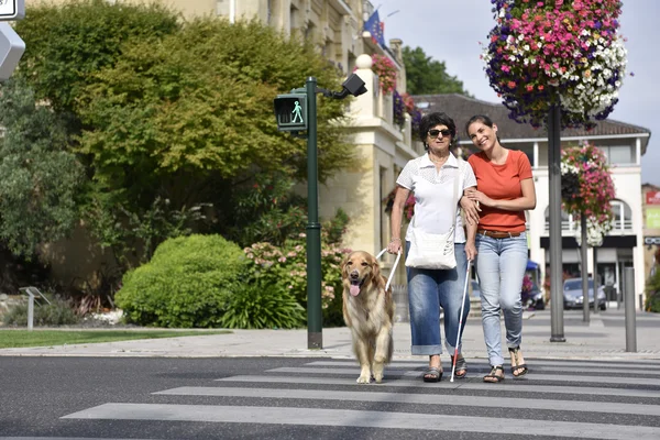 Blind kvinna korsar gatan — Stockfoto