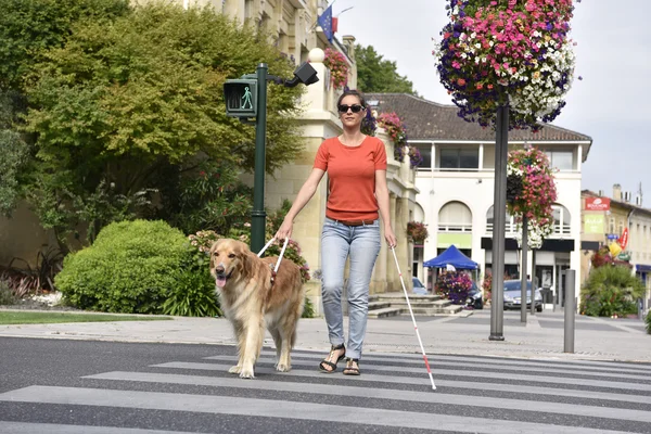 Vrouw die de straat oversteekt — Stockfoto