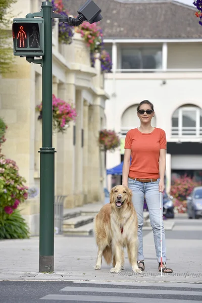 Vrouw die de straat oversteekt — Stockfoto