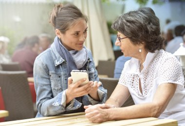 kadın ve ev bakıcı Smartphone kullanarak