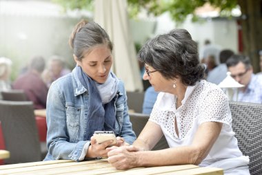 kadın ve ev bakıcı Smartphone kullanarak