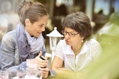 kadın ve ev bakıcı Smartphone kullanarak