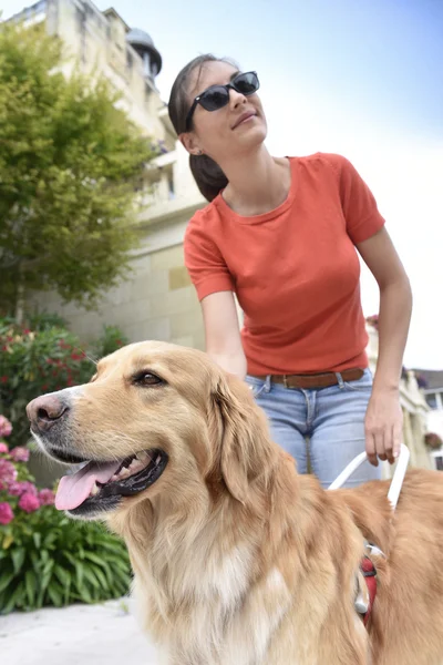 Frau streichelt ihren Blindenhund — Stockfoto