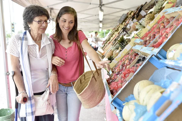 Kvinna kommer till mataffären — Stockfoto