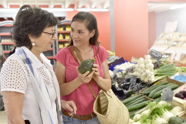 Vrouw gaat naar supermarkt — Stockfoto