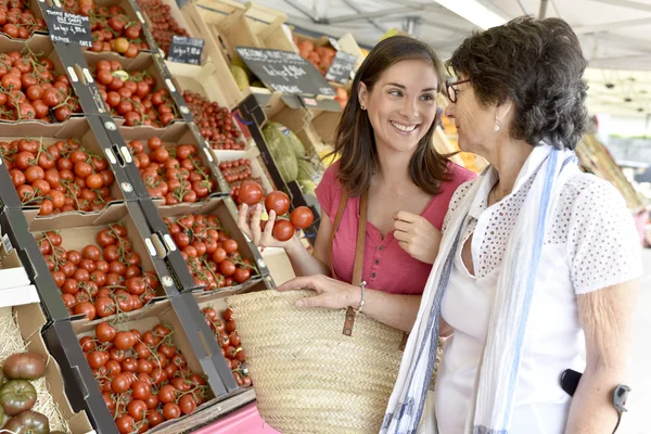 Woman going to grocery store — Stock Photo, Image