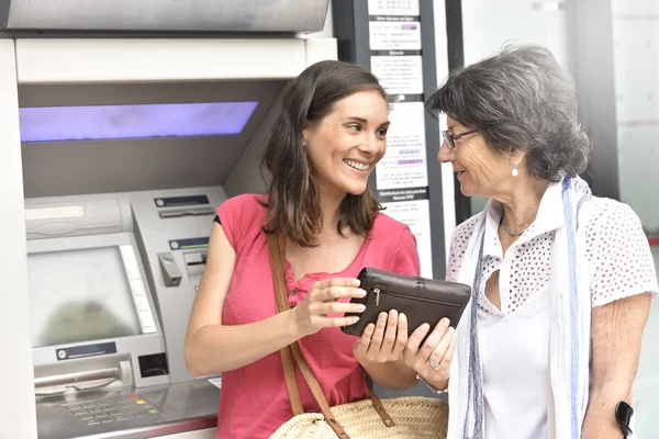 Cuidador y mujer discapacitada conseguir dinero en efectivo — Foto de Stock