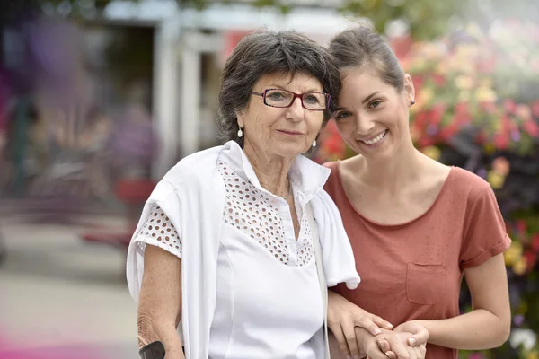 Hemvårdare att hjälpa funktionshindrade kvinna — Stockfoto