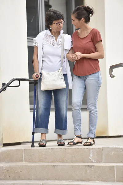 Verzorger helpen vrouw slag — Stockfoto