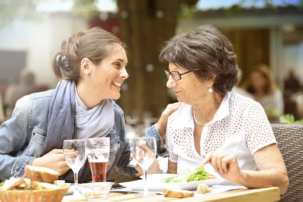 Mujer con cuidador domiciliario almorzando —  Fotos de Stock