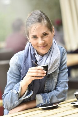 kahve terasında olan kadın