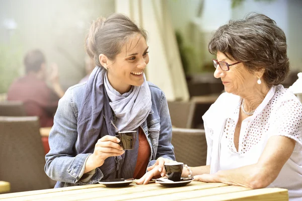 Mulher com casa cuidador tomando café — Fotografia de Stock