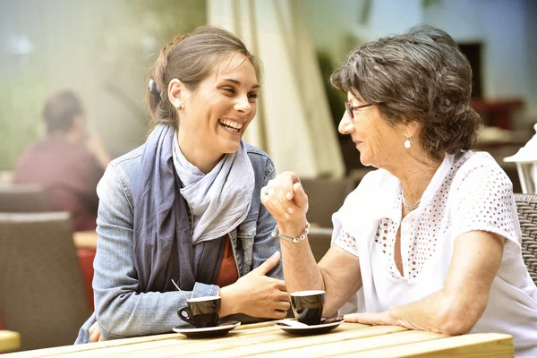 Mulher com casa cuidador tomando café — Fotografia de Stock