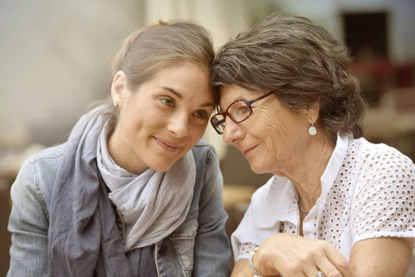 Mujer con casa cuidador sonriendo —  Fotos de Stock