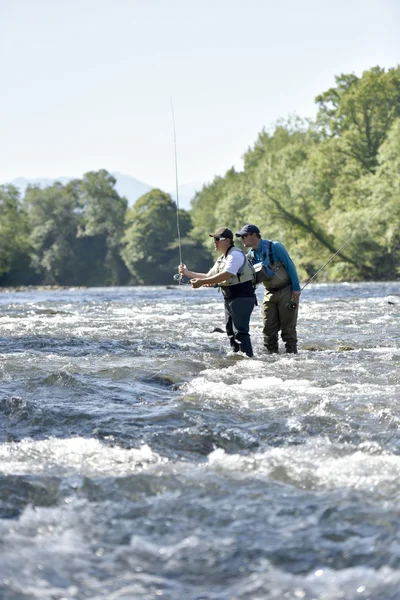 Flyfisherman με οδηγό της αλιείας — Φωτογραφία Αρχείου