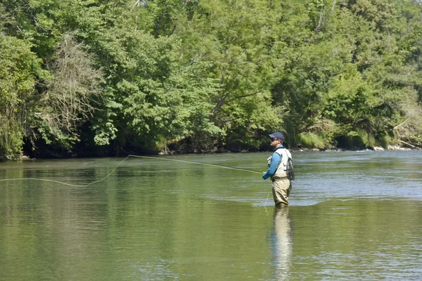 Flyfishman pesca no rio — Fotografia de Stock