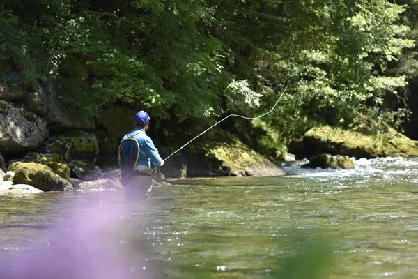 Flyfishman pesca no rio — Fotografia de Stock