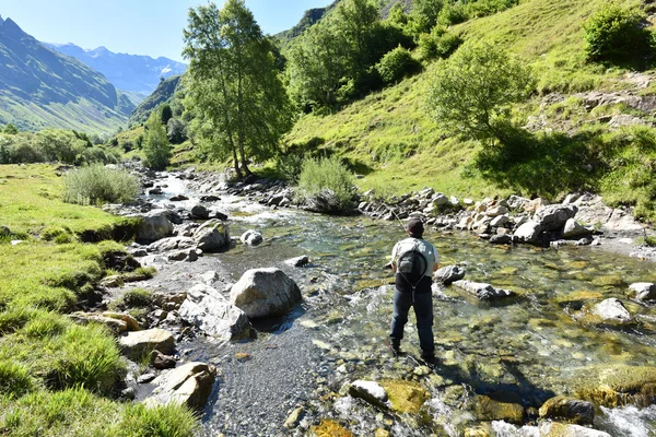 Pêcheur volant pêchant dans la rivière — Photo