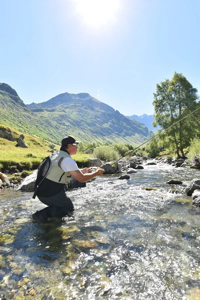 Flyfishman pesca no rio — Fotografia de Stock