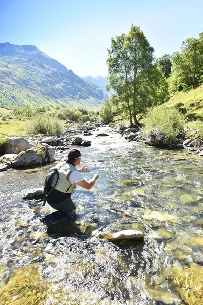 Flyfisherman 在河中捕鱼 — 图库照片