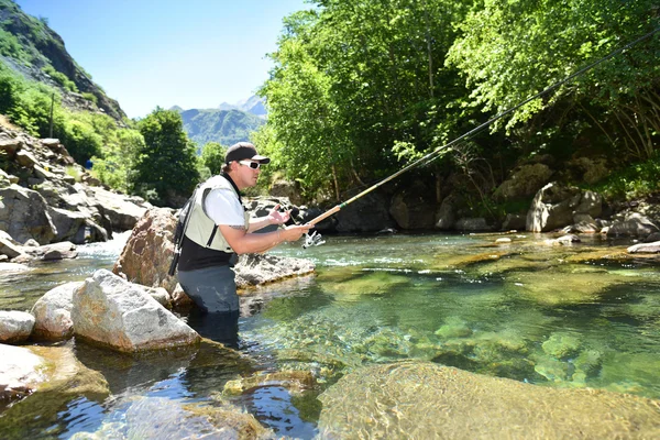 Balıkçı alabalık balıkçılık yem ile — Stok fotoğraf