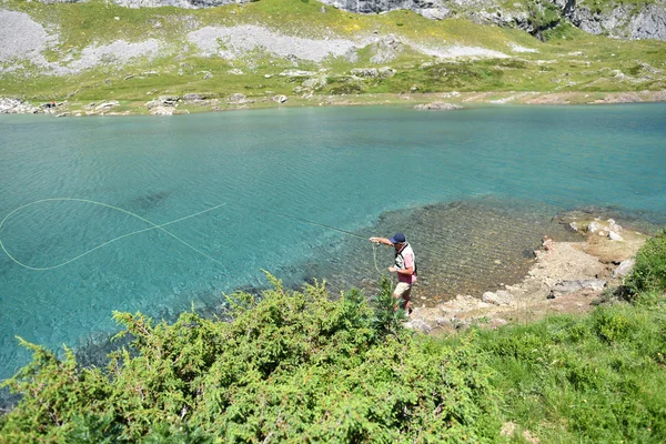 Flyfisherman ψάρεμα σε λίμνη — Φωτογραφία Αρχείου