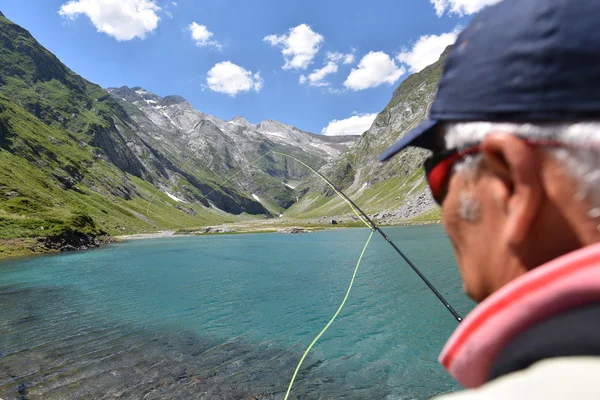 Fliegenfischer angelt im See — Stockfoto