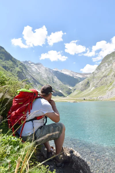 Randonneur relaxant près du lac Ossoue — Photo