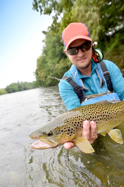 Vlieg-fisherman bedrijf bruine forel — Stockfoto