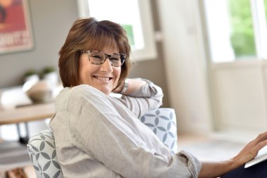  Evde dizüstü bilgisayarı olan bir kadın