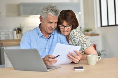 Dizüstü bilgisayar kullanan çift 