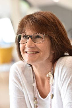 Olgun kadın kılığında 