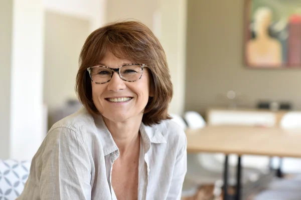 Mujer madura sonriendo — Foto de Stock