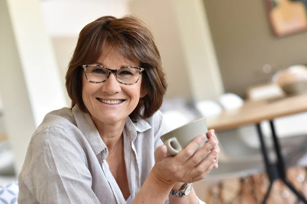 Reife Frau trinkt Tee — Stockfoto