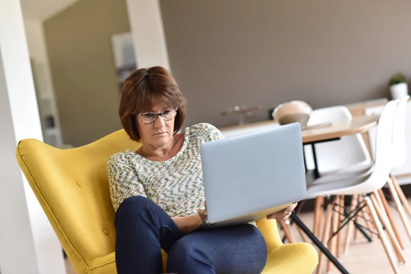 Vrouw thuis met laptop — Stockfoto