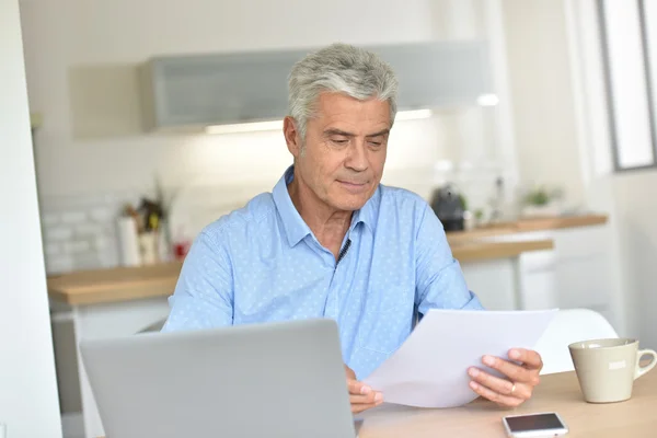 Sorrindo homem sentado na mesa — Fotografia de Stock