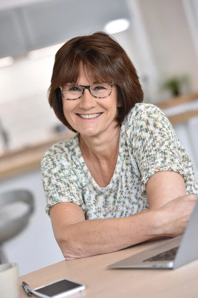 Vrouw met laptop computer — Stockfoto